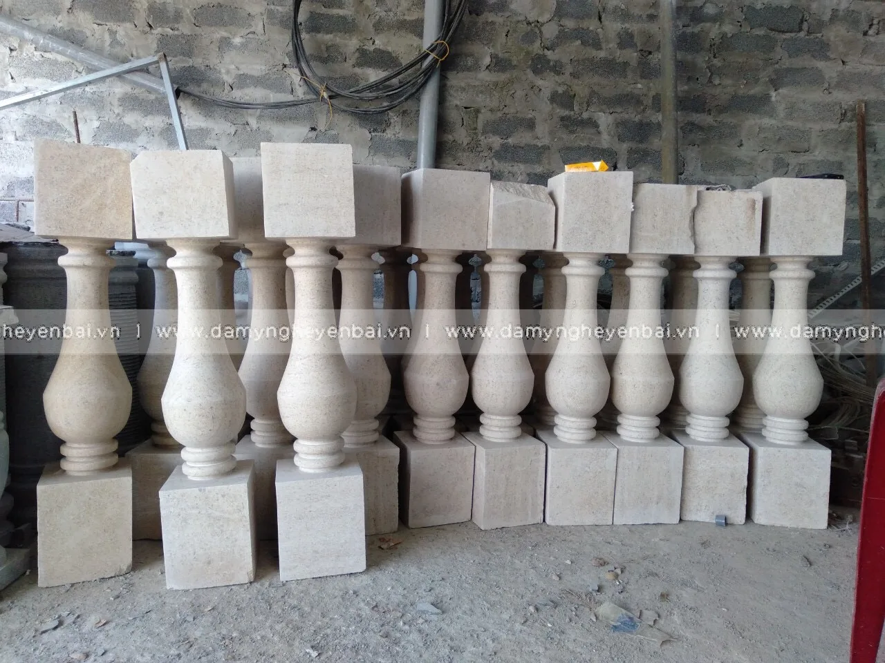 Chất liệu, màu sắc con tiện, trụ đá – Con tiện, trụ đá trắng Yên Bái