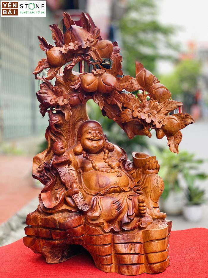 Tượng di lặc ngồi gốc đào