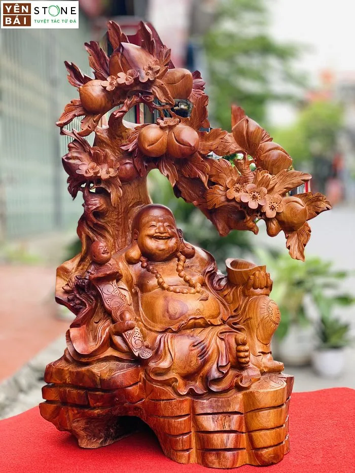 Tượng di lặc ngồi gốc đào