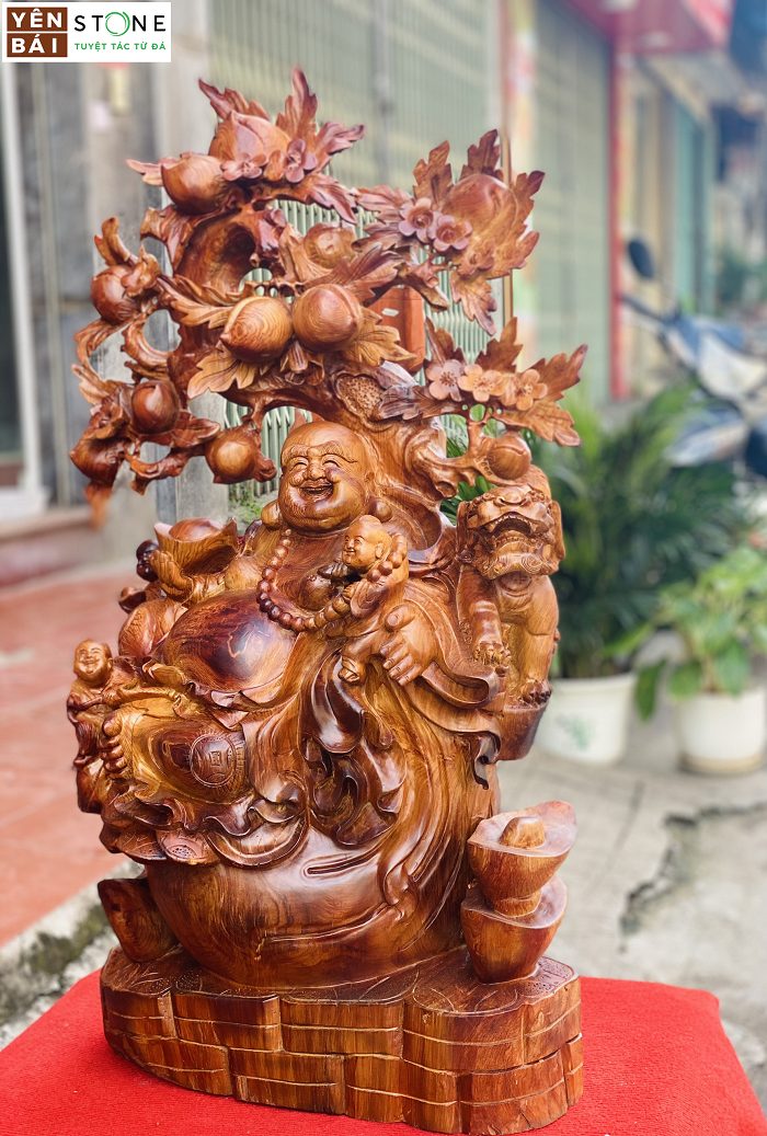 Tượng di lặc ngồi thể hiện hạnh phúc viên mãn – Tượng di lặc ngồi gốc đào