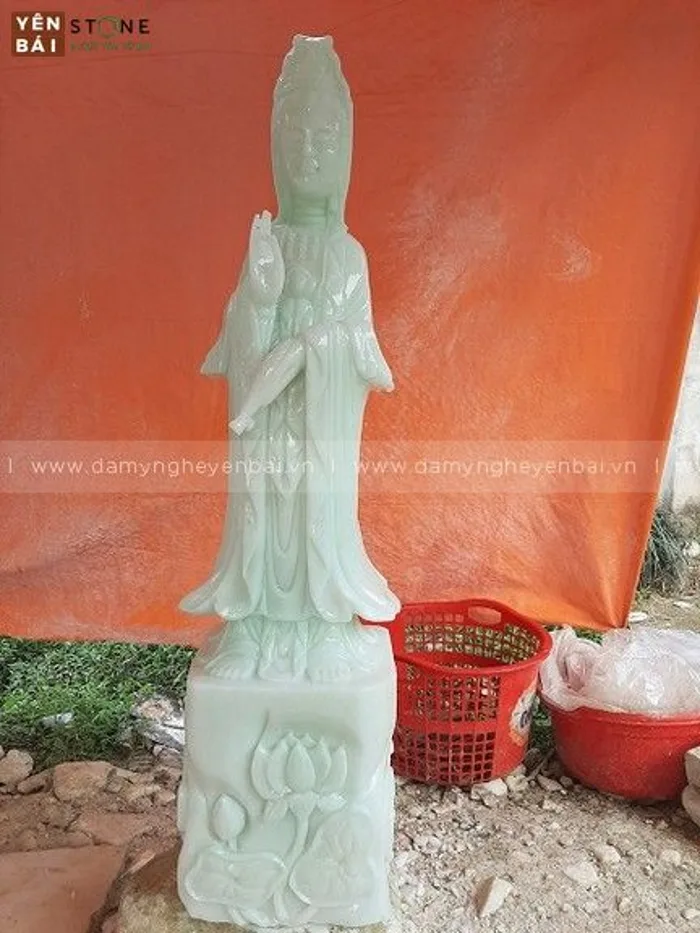 tuong-phat-ba-quan-am-dung-dai-sen-2