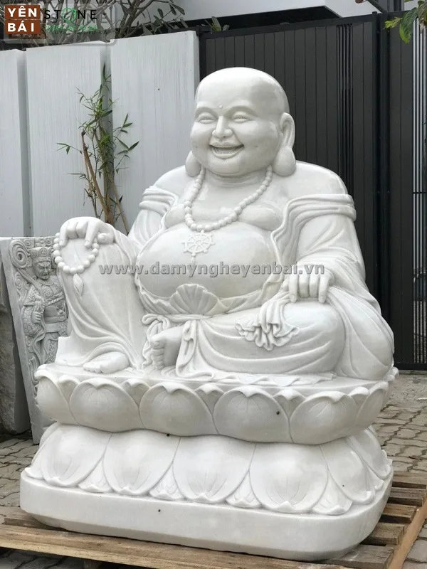 Thờ tự tượng phật Di Lặc bằng đá cẩm thạch với mong muốn tiền tài tấn tới