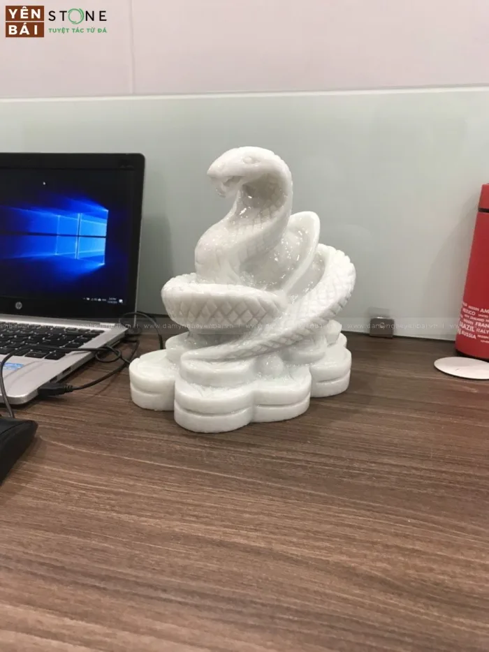 Tượng con rắn đá Yên Bái