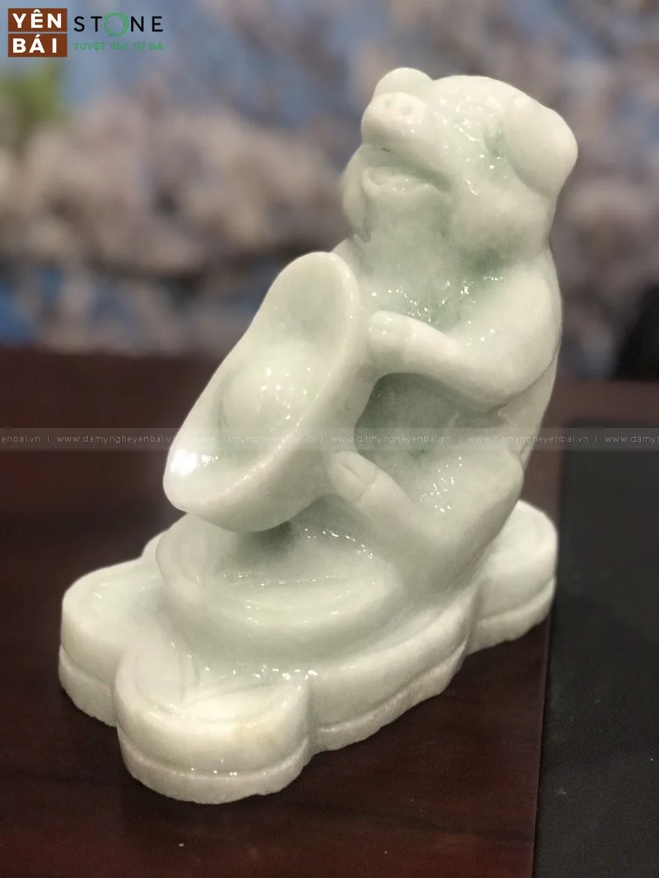 Tượng con lợn đá Yên Bái