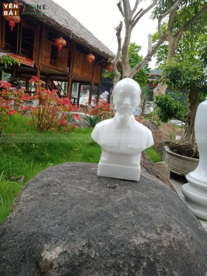 Tượng bác hồ đá trắng Yên Bái