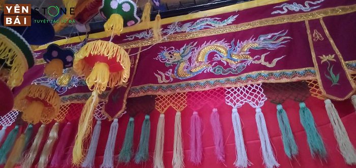 Y môn thờ bằng vải là gì? Cấu tạo và ý nghĩa của y môn vải — Yên Bái Stone