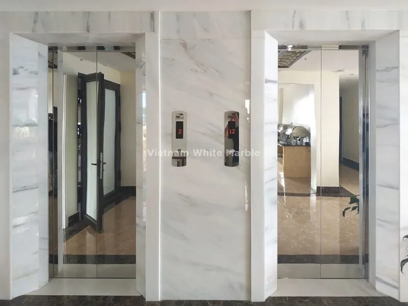 Ốp tường thang máy bằng đá slab
