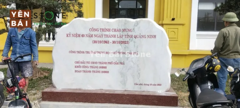 Biển tên đá trắng