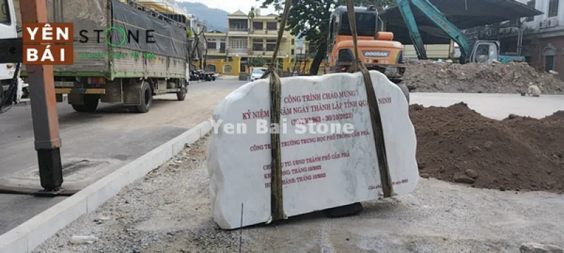 Biển tên đá trắng tại Quảng Ninh