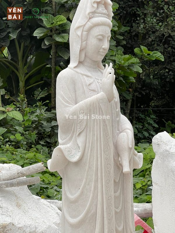 Bức tượng Bồ Tát đá trắng