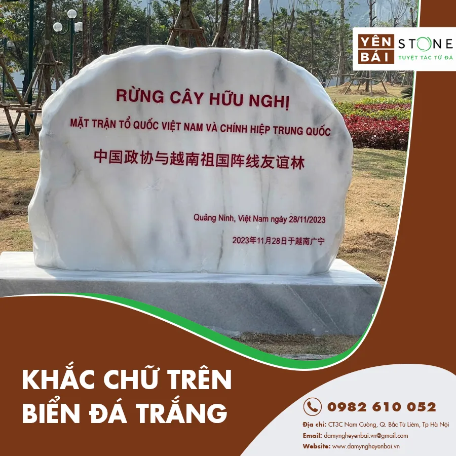 Khắc chữ trên biển đá trắng