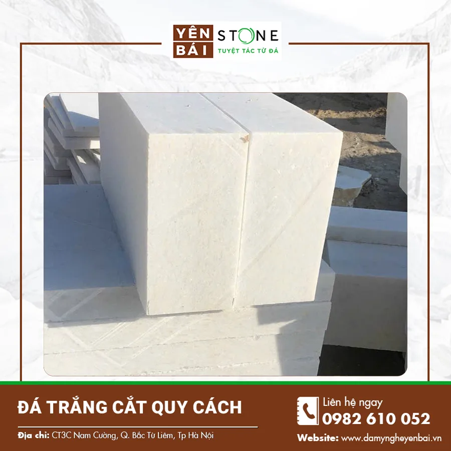 Những tấm đá trắng cắt quy cách vuông vức xếp đều trên sàn kho thành phẩm. Những tấm đá trắng cắt quy cách vuông vức xếp đều trên sàn kho thành phẩm.