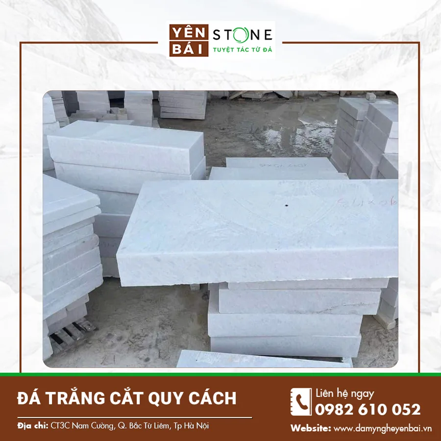 Những tấm đá trắng cắt quy cách vuông vức xếp đều trên sàn kho thành phẩm. Những tấm đá trắng cắt quy cách vuông vức xếp đều trên sàn kho thành phẩm.