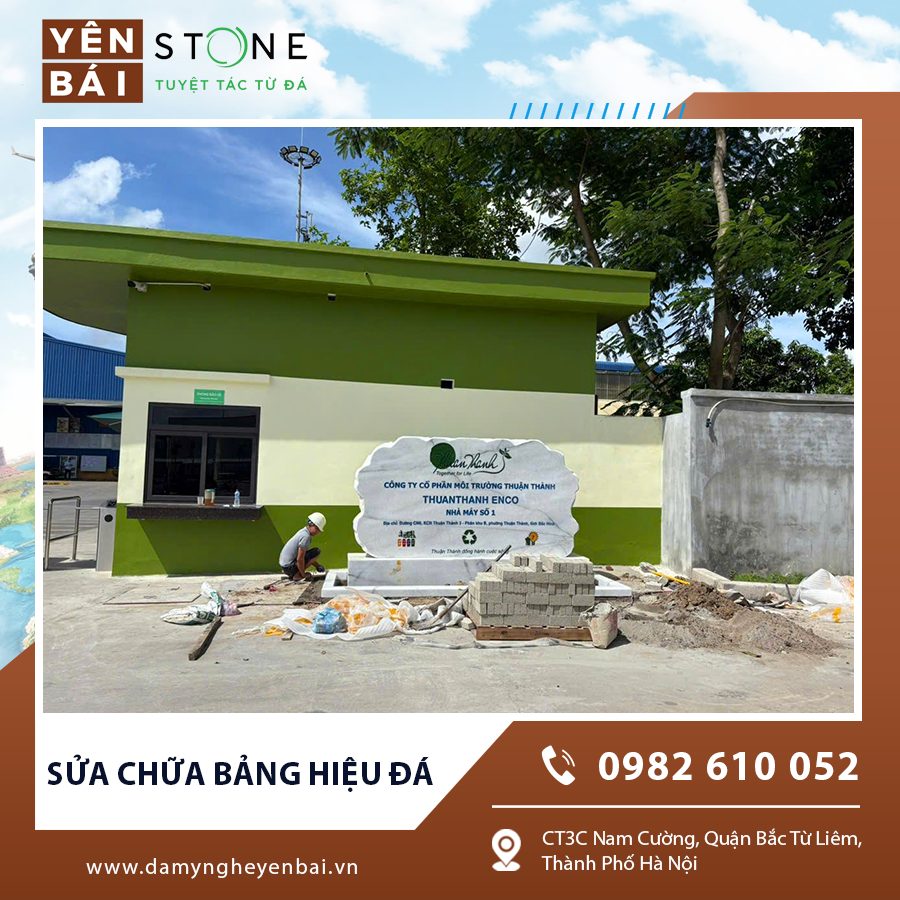 Hình ảnh thợ đang tiến hành sửa chữa bảng hiệu đá bị bong tróc, trả lại vẻ đẹp ban đầu. Hình ảnh thợ đang tiến hành sửa chữa bảng hiệu đá bị bong tróc, trả lại vẻ đẹp ban đầu.