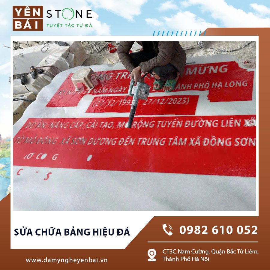 Thợ lành nghề đang sửa chữa bảng hiệu đá Thợ lành nghề đang sửa chữa bảng hiệu đá