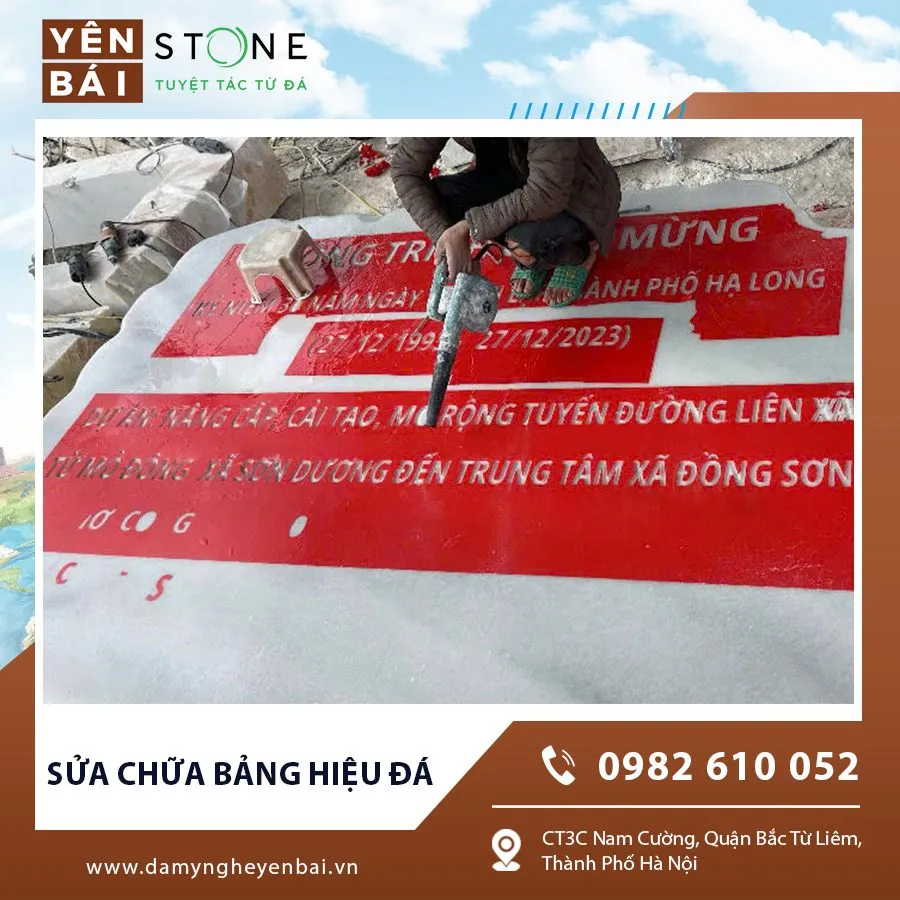Thợ lành nghề đang sửa chữa bảng hiệu đá Thợ lành nghề đang sửa chữa bảng hiệu đá