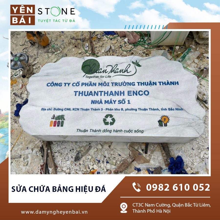 Quá trình sửa chữa bảng hiệu đá được thực hiện cẩn thận để giữ nguyên hoa văn chạm khắc. Quá trình sửa chữa bảng hiệu đá được thực hiện cẩn thận để giữ nguyên hoa văn chạm khắc.