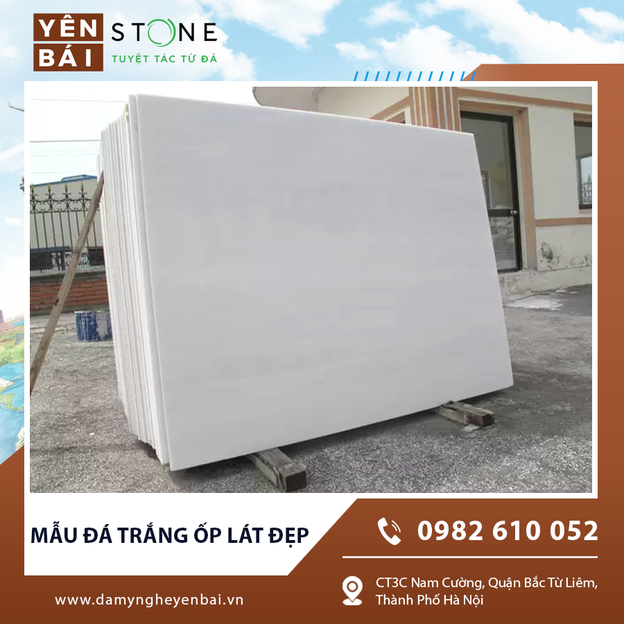 Mẫu đá trắng ốp lát đẹp ốp tường bếp nổi bật với ánh sáng tự nhiên.