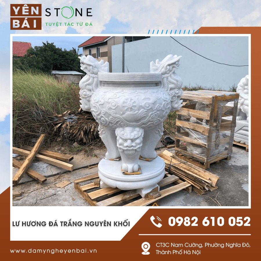 Cận cảnh hoa văn trên lư hương đá trắng nguyên khối sắc nét