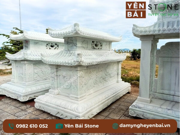 Mộ đá trắng 2 mái nguyên khối chạm hoa văn do Yên Bái Stone chế tác