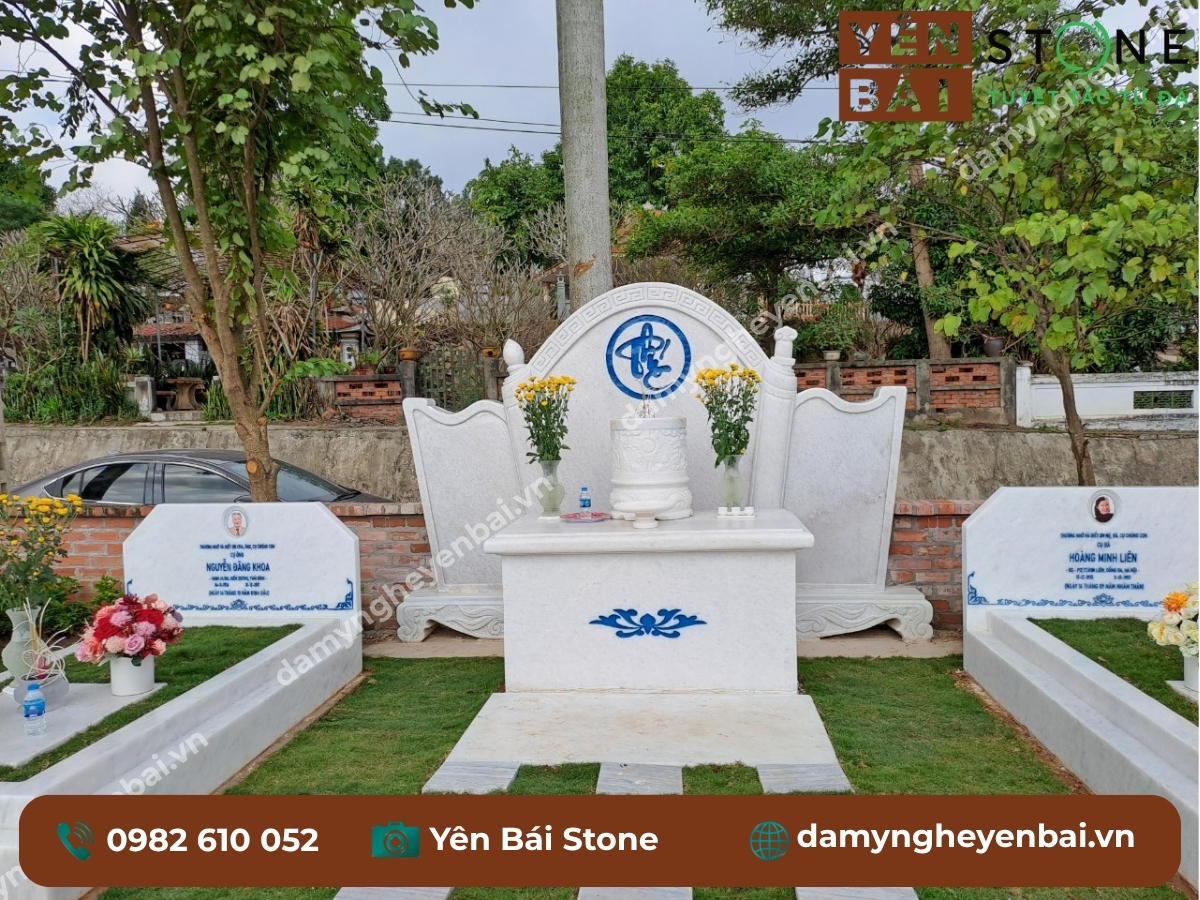 Mộ đá trắng Lục Yên hoàn thiện đặt ngoài trời, bề mặt trắng đều không ố vàng theo EN 16140