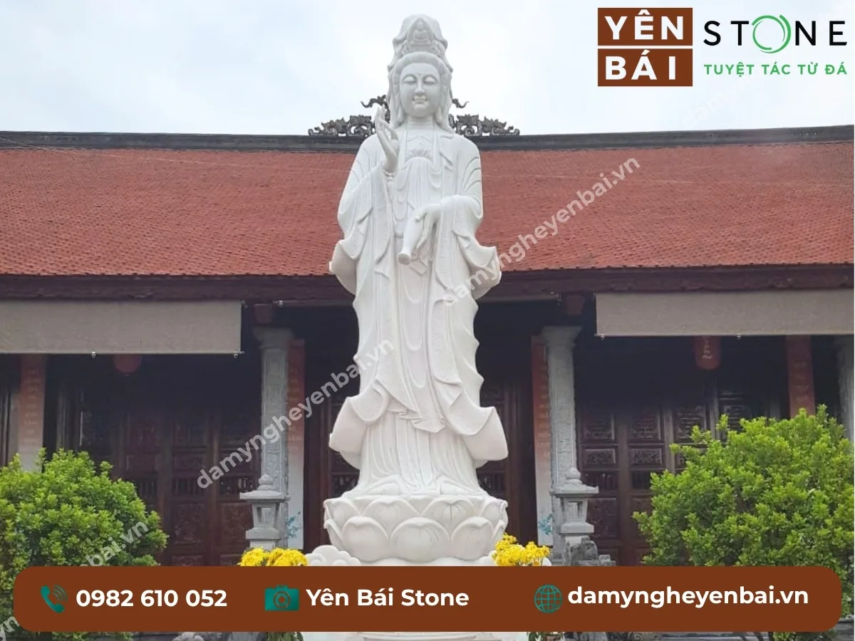 Tượng Phật Bà Quan Âm đá trắng nguyên khối do Yên Bái Stone chế tác, lắp đặt trước sân đình